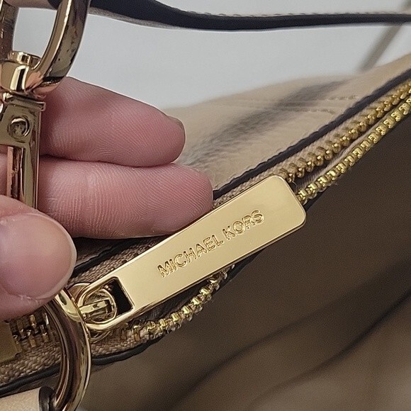 Michael Kors Brooke Medium Tan Bucket Crossbody Bag | Pebbled Leather Purse - Picture 9 of 12